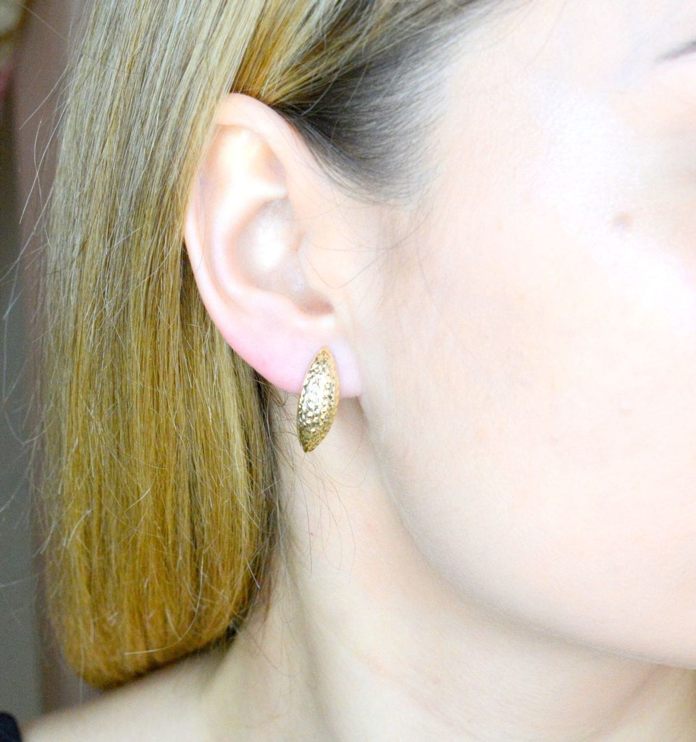 Złote kolczyki damskie 375 z ozdobnym grawerowaniem KL 2575 375.  Złoto, to kruszec od wieków symbolizujący luksus, doskonałość i ponadczasowość. Kolczyki to dodatek idealny dla kobiet w każdym wieku. Delikatne, a przy tym eleganckie.jpg